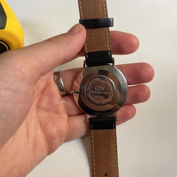 Black and silver Daniel Wellington watch 38mm - Picture 4 of 5